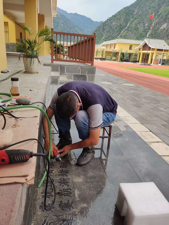 热点|云南怒江一石阶上被刻了1700多个汉字，这次网友却说好