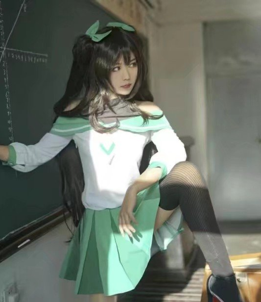 16岁小姐姐cos孙尚香,简直神还原,网友:看到长腿我心动了!