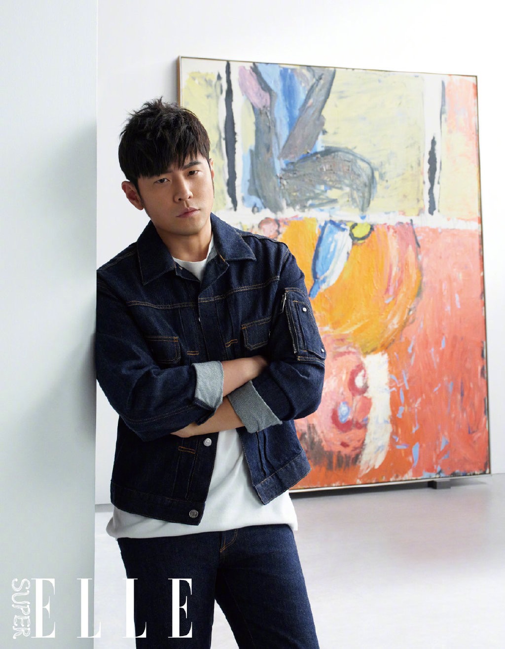 周杰伦新年带妻儿逛街,7岁小周周为家人拍照,牵手爸爸身高瞩目