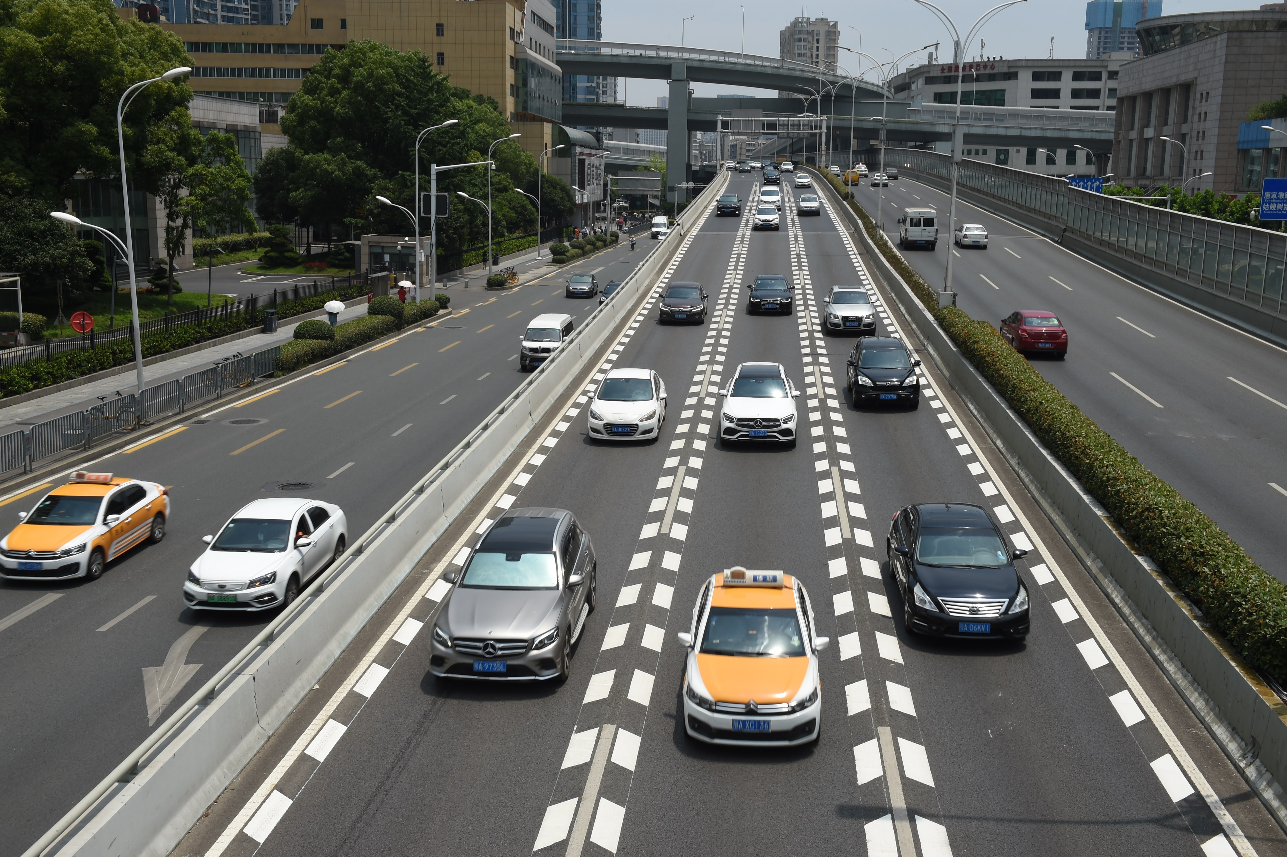 纵向减速标线,柔性隔离柱,新型防撞桶    武汉街头的这些交通设施,你