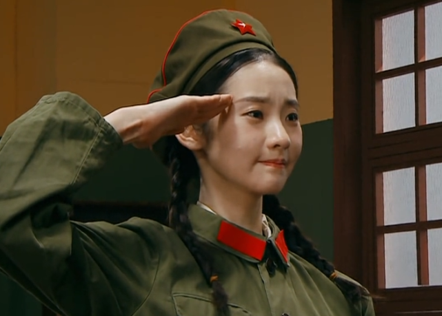张艺凡穿军装敬礼,却被脚上的鞋子抢镜,这才是对文工团的尊重