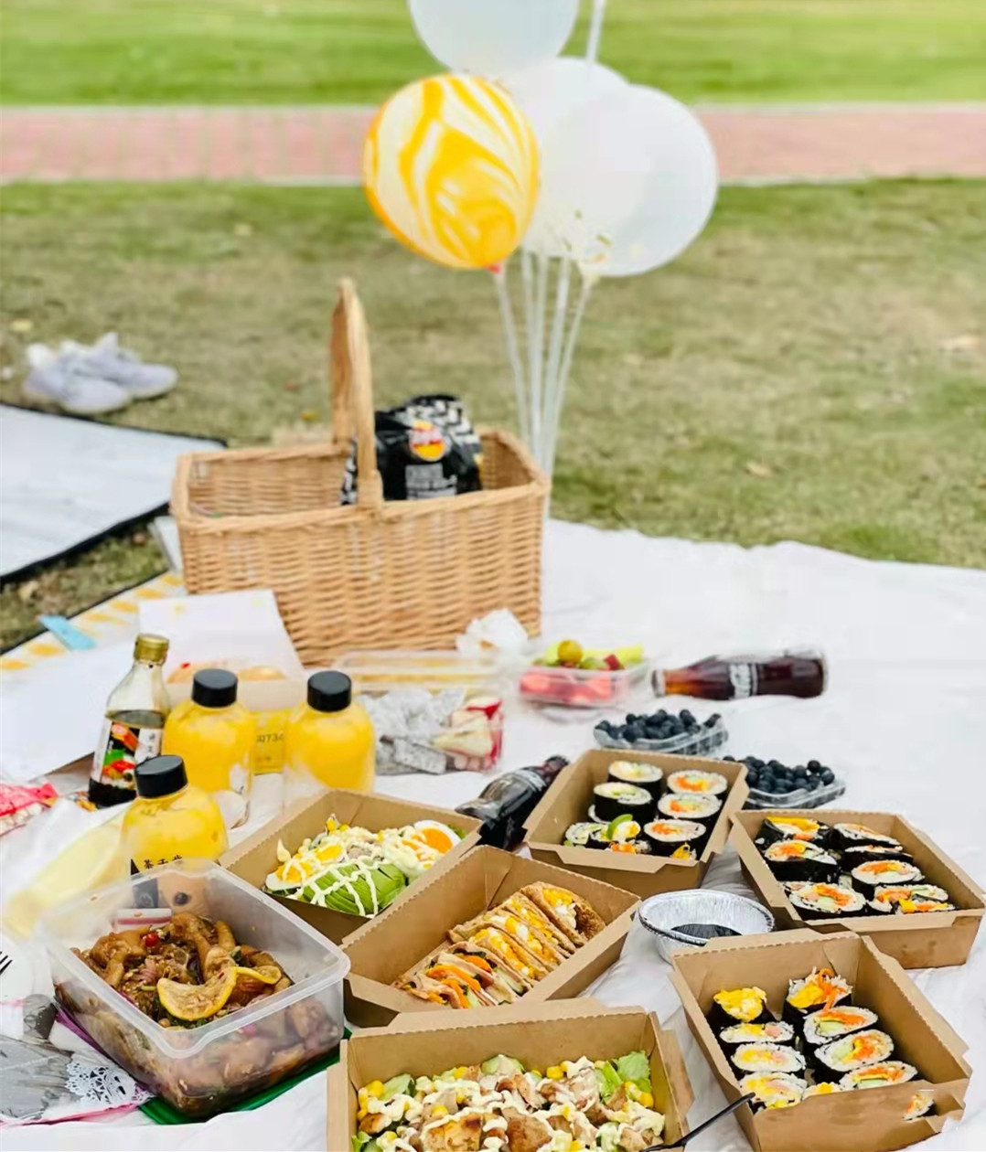 这是一位网友晒出春游野餐的日式餐, 主要是寿司和自制柠檬凤爪为主.