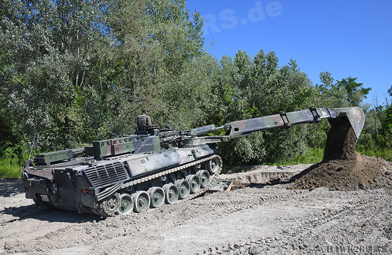 难得一见:德军獾式装甲工程车操作训练 伸缩式挖掘臂很特别