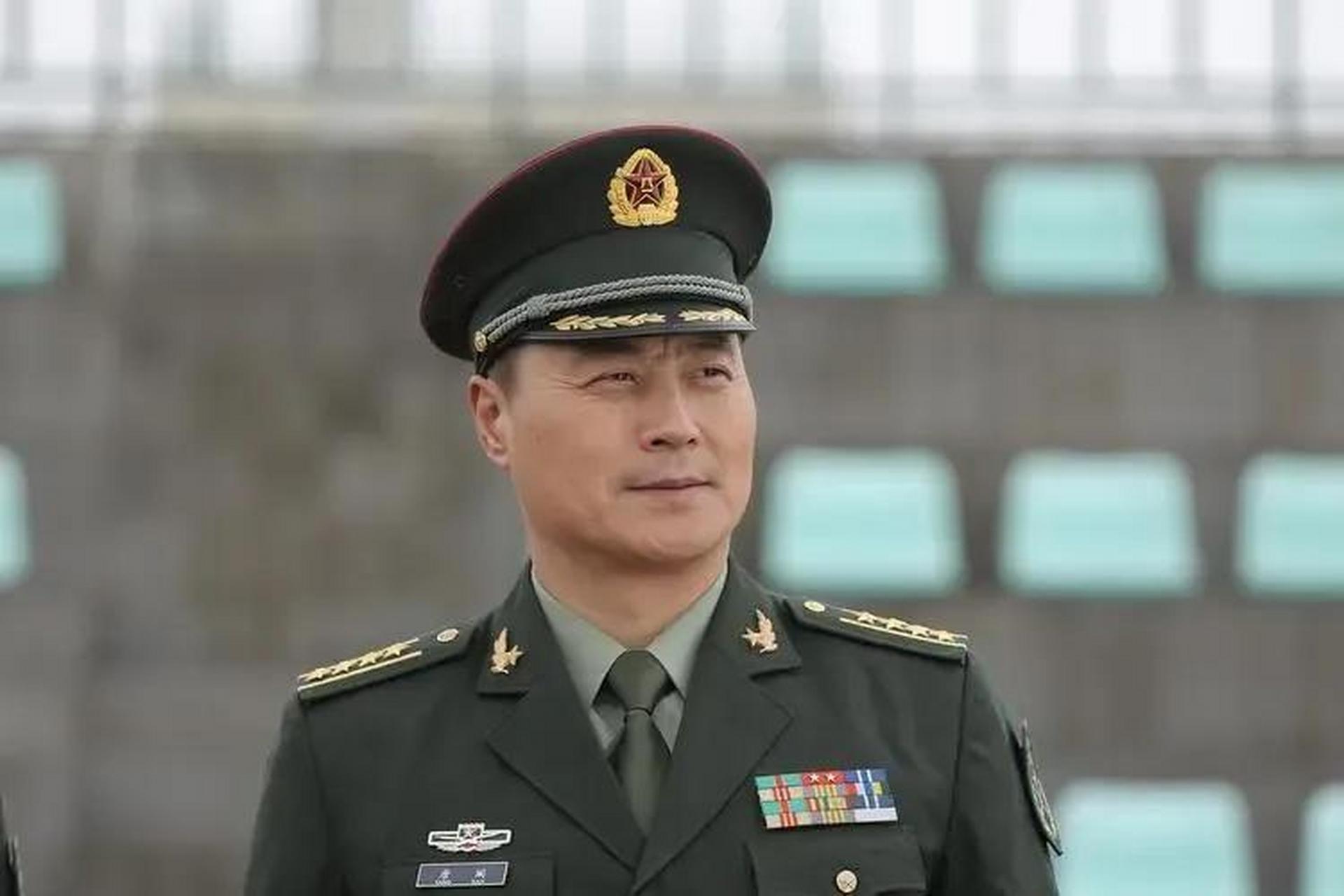 在军队服役的师长,因为各种原因,有时会考虑转业到其他部门或机构发展