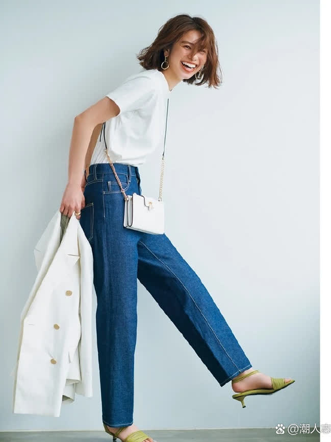 夏日百搭白t恤牛仔裤搭配凸显腰线搭配blingbling配饰更吸睛