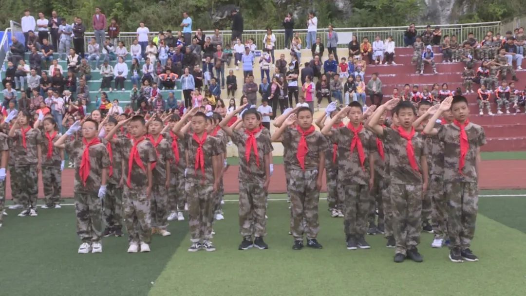 关岭县第二中学开展2020级新生素质拓展汇报表演暨少先队建队仪式