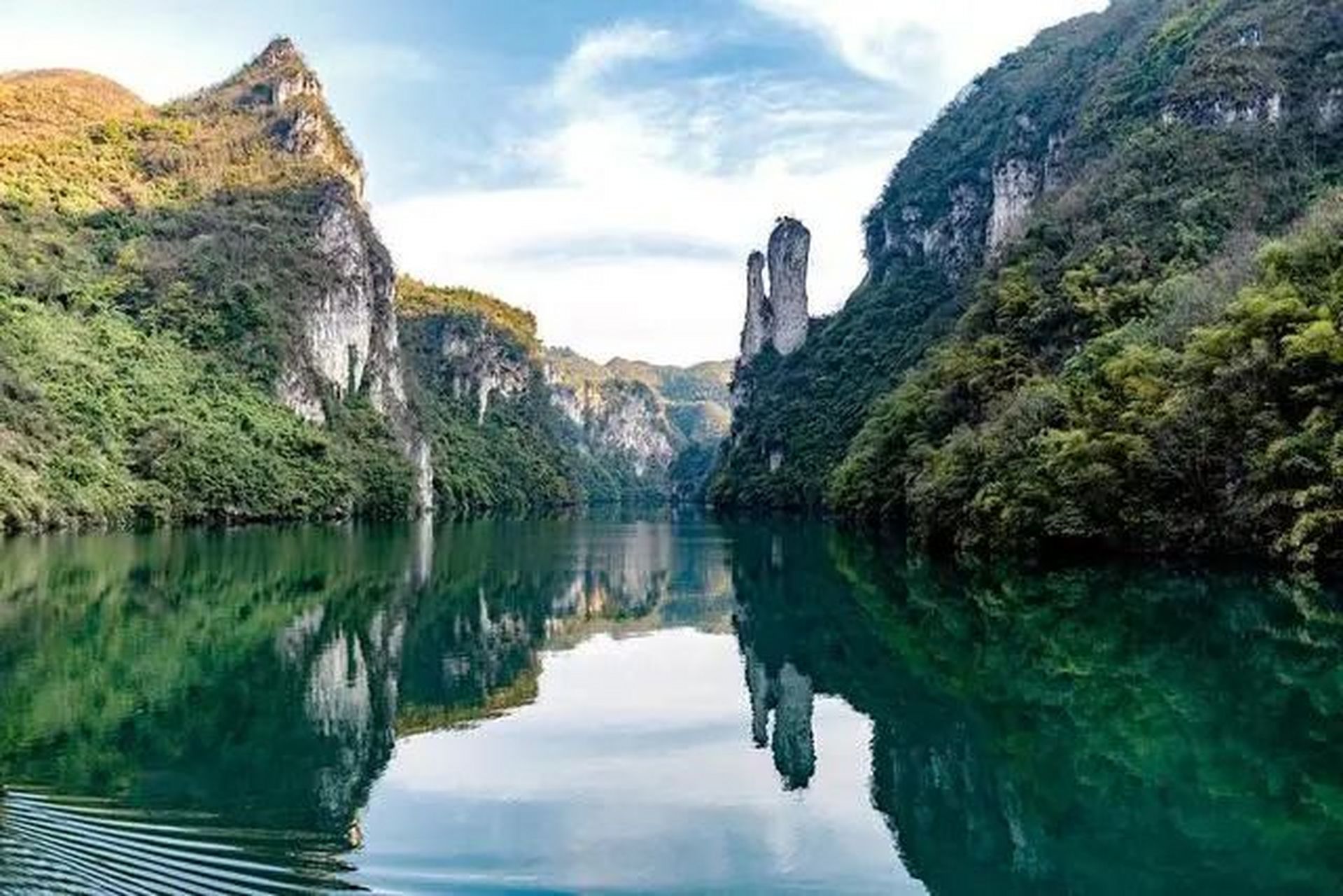 贵州的13阳河峡谷,是沅江上游的三大支流之一,流经黔东大地,勾勒出