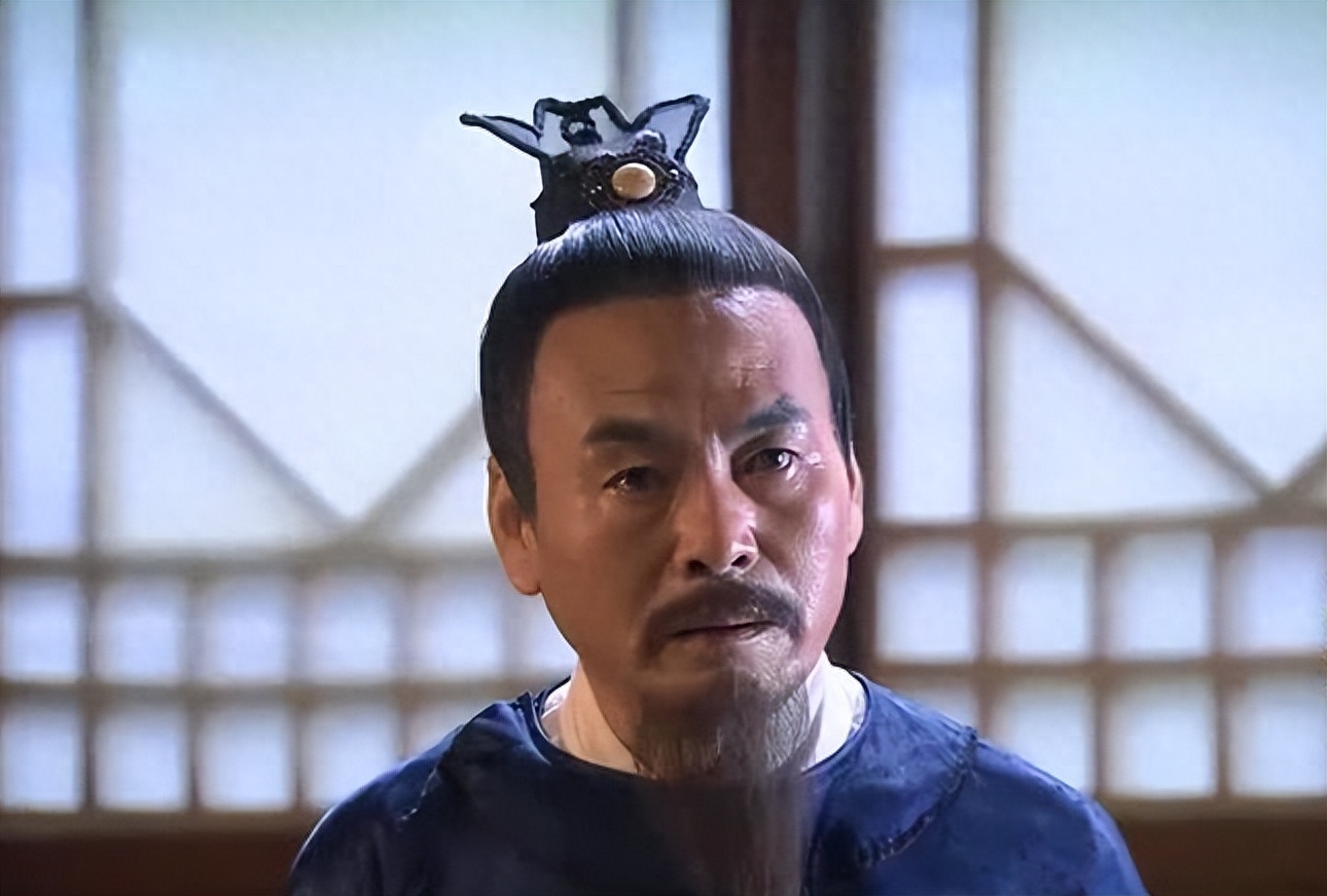 就不怎么管事了,而是通过男宠张易之,张昌宗等人监视朝臣们的一举一动