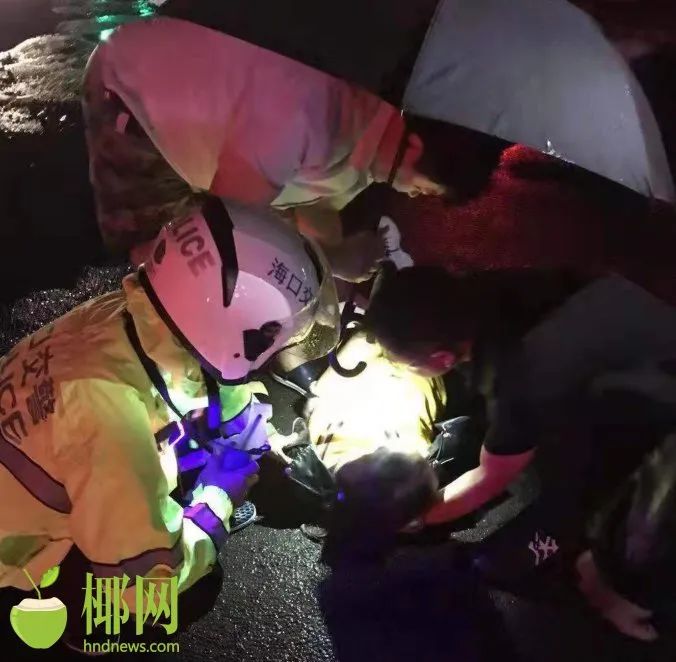 一女子倒在积水中不停抽搐,口吐白沫……(视频)