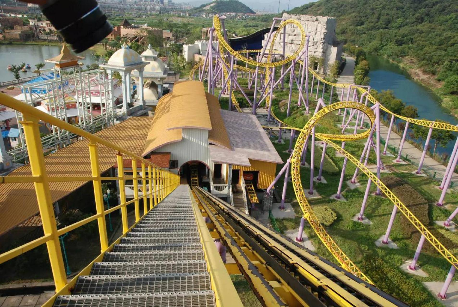 曾经热闹非凡,游客如织的重庆龙门阵魔幻山主题乐园,如今已沦为一片