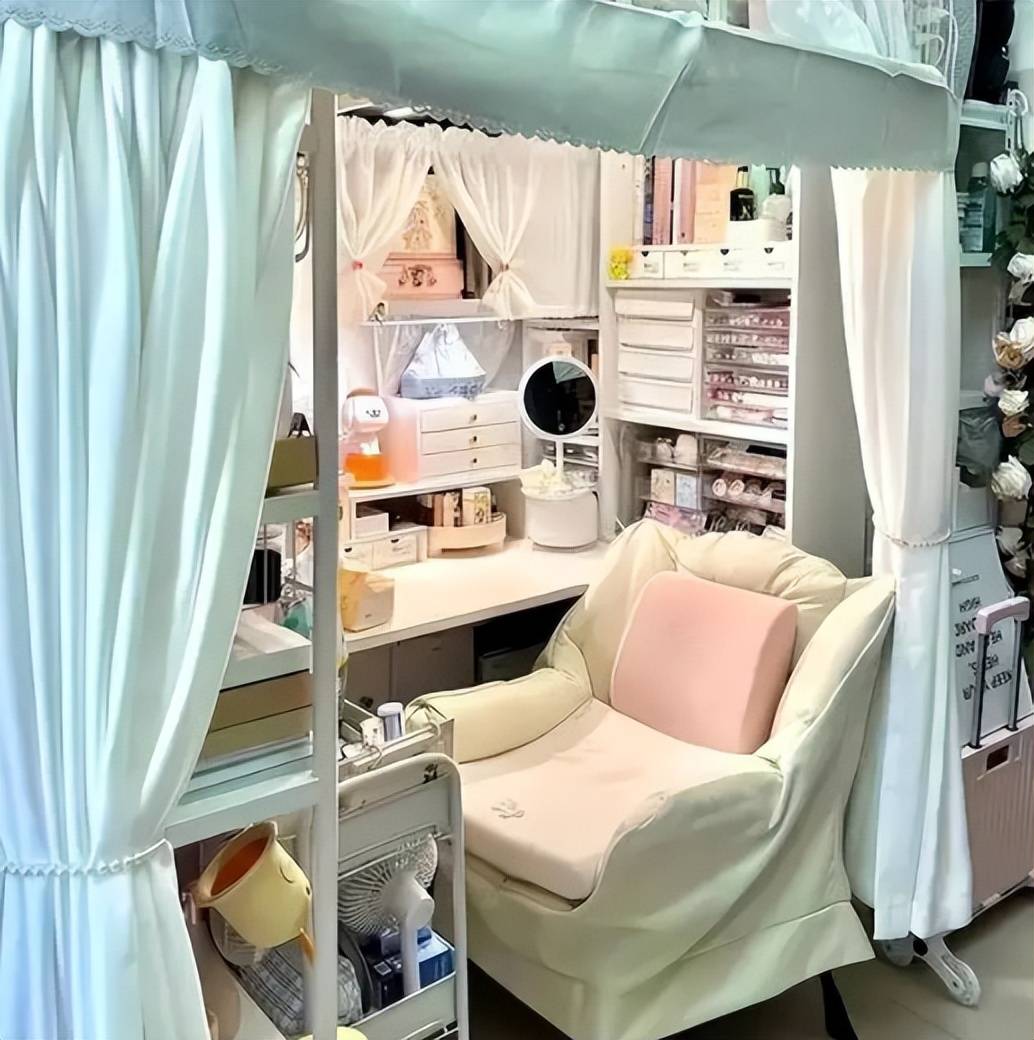 高校"公主风"寝室走红,精致装扮引争议,家长:下月生活费减半