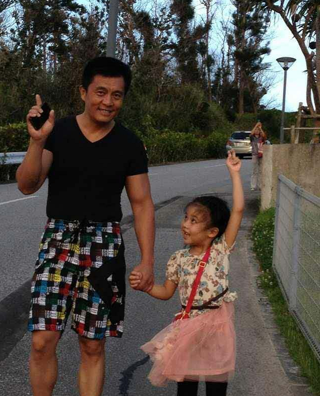 常戎和小17岁妻子同框略显老态,但穿得挺精致,肌肉身材仍然明显