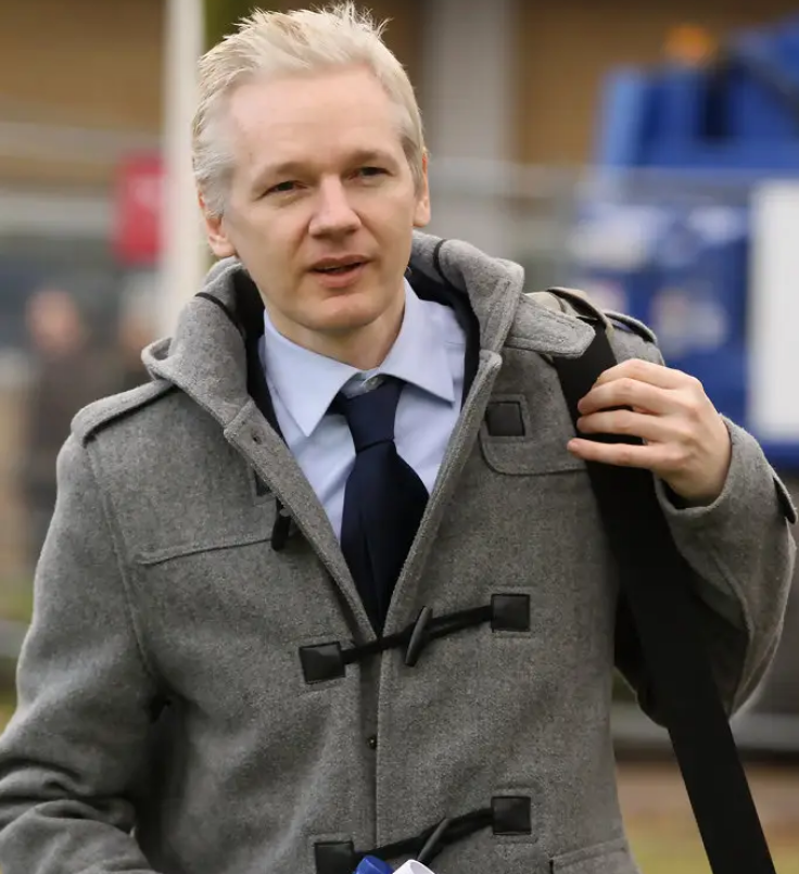 2022年,被美国全球"追杀"的阿桑奇,在监狱带着俩娃和律师完婚