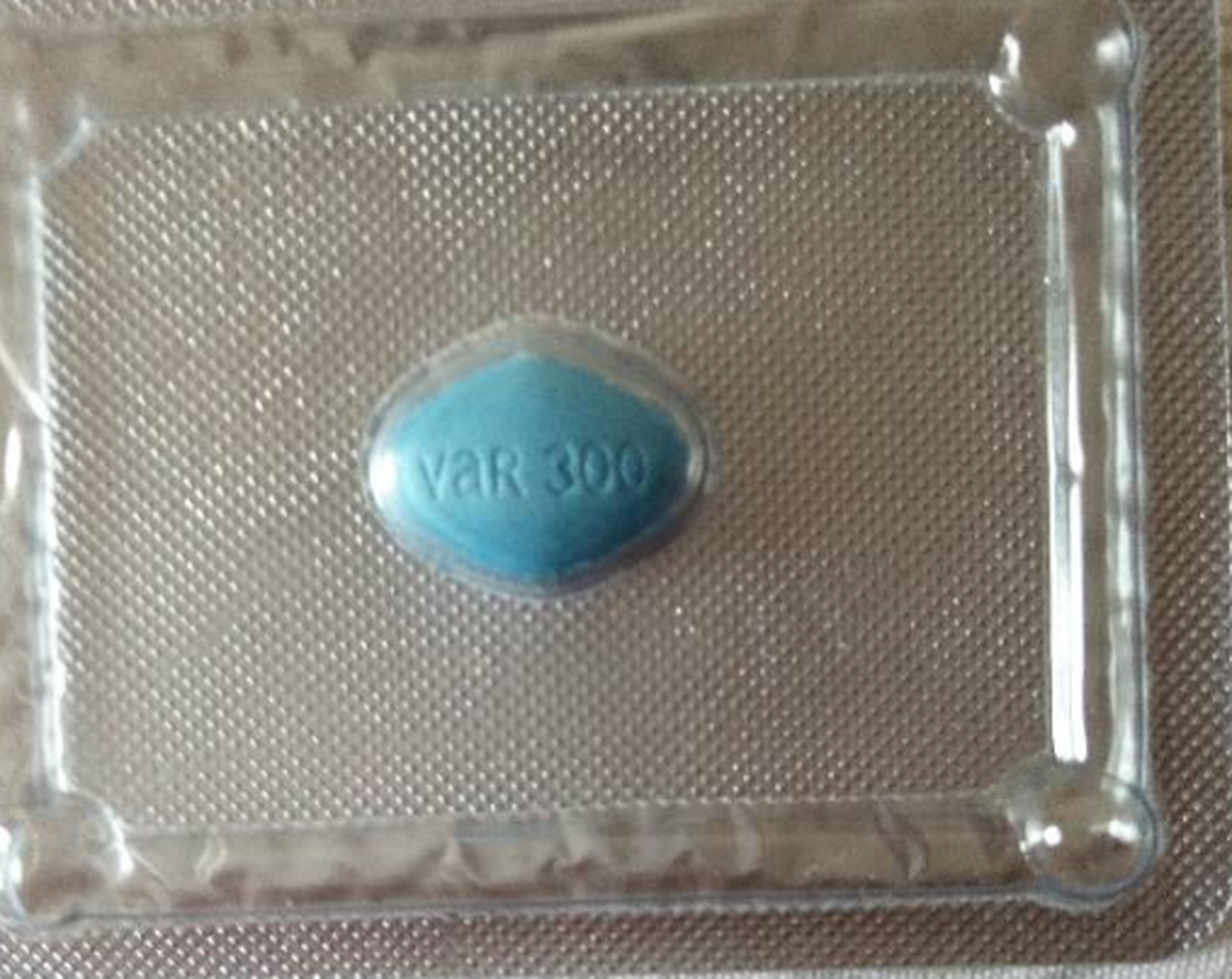 为了缓和我们的关系,我把那男人药取了三颗碾碎放在了老公喝的饮料里