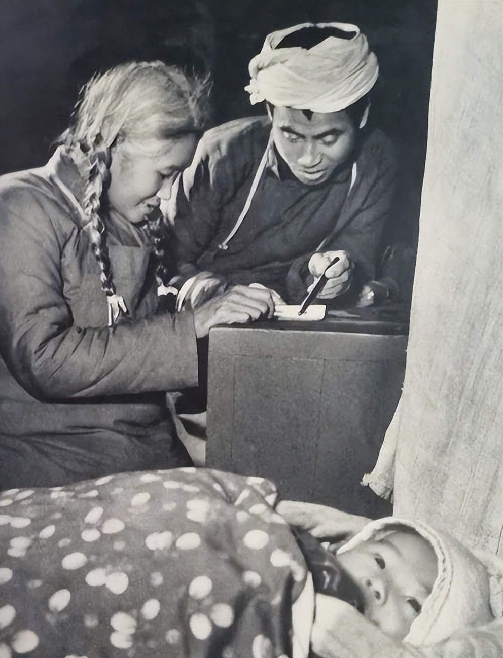 "白毛女"罗昌秀:被恶霸欺压躲入深山17年,浑身赤裸成满头白发