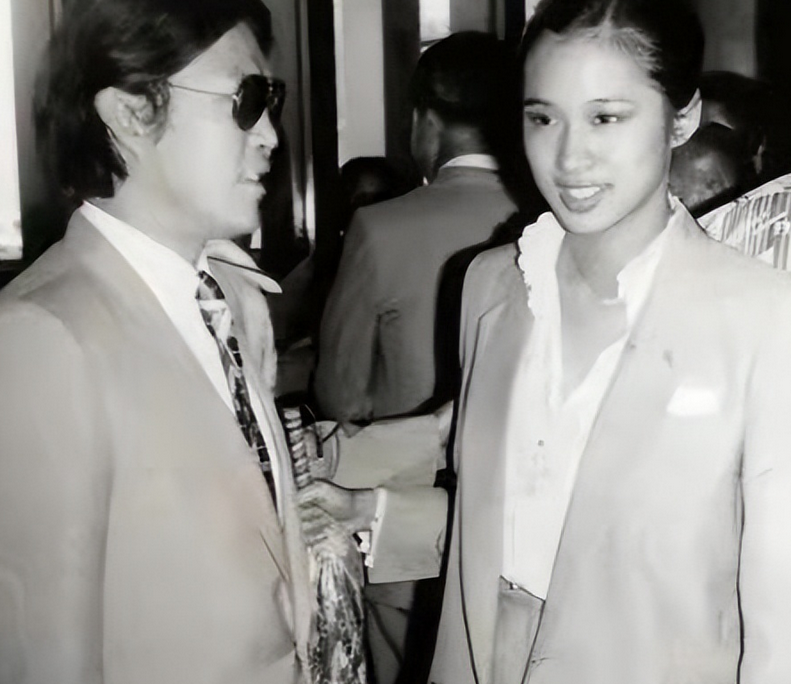 回顾霍启刚继父罗康瑞抛妻弃子60岁娶朱玲玲亲儿子拒绝继承财产