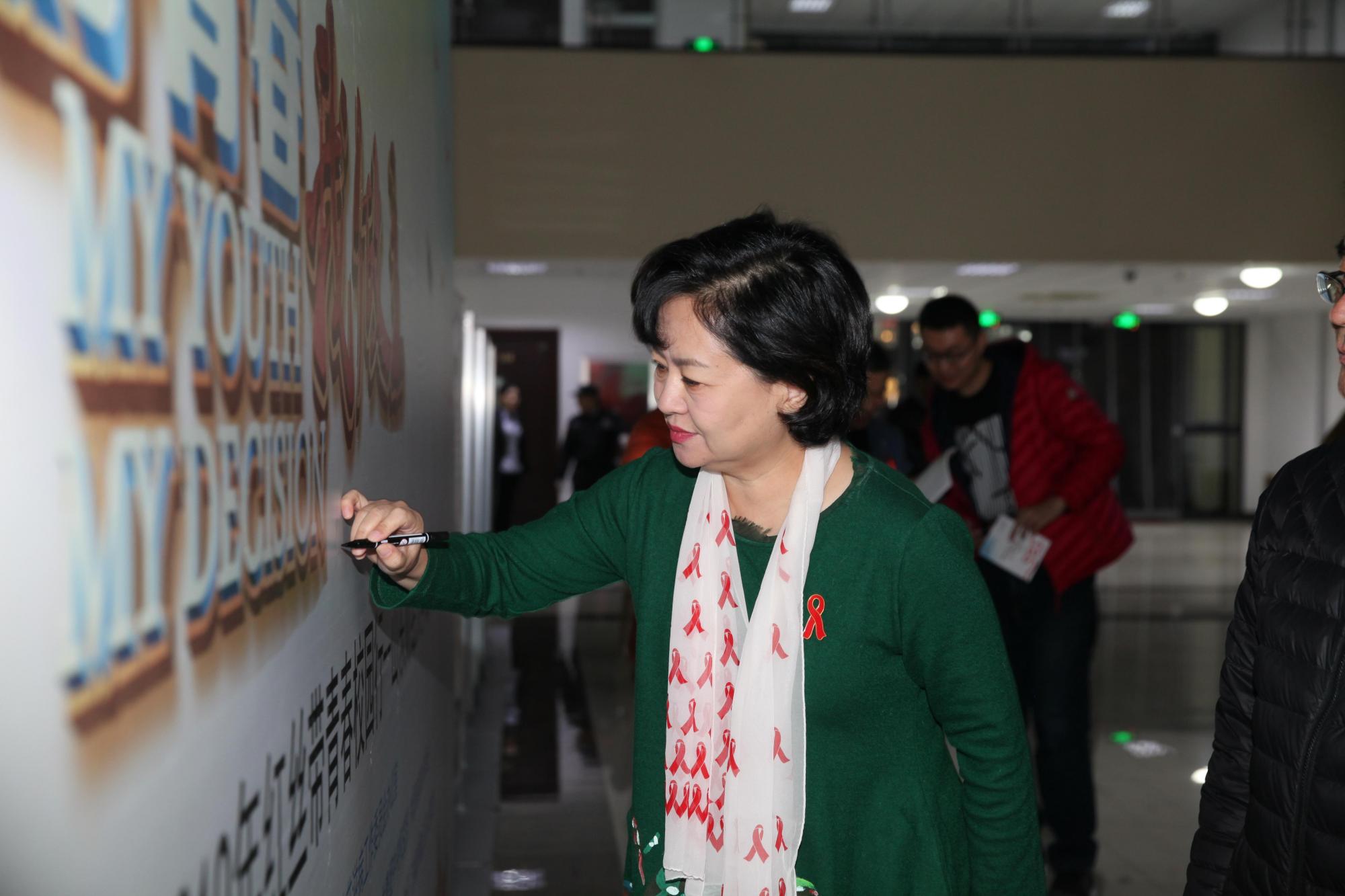 鞠萍姐姐再上春晚,眼袋法令纹抢镜,网友感叹:童年的回忆!