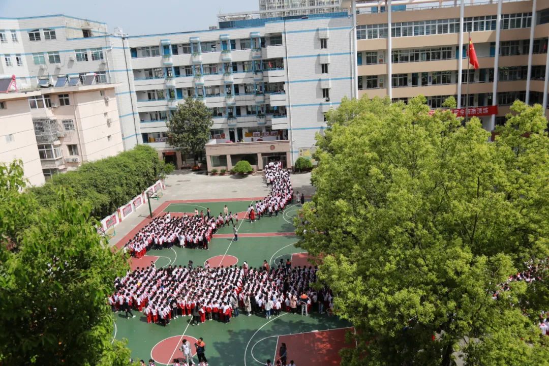 南阳市第十五小学校举行安全疏散演练活动