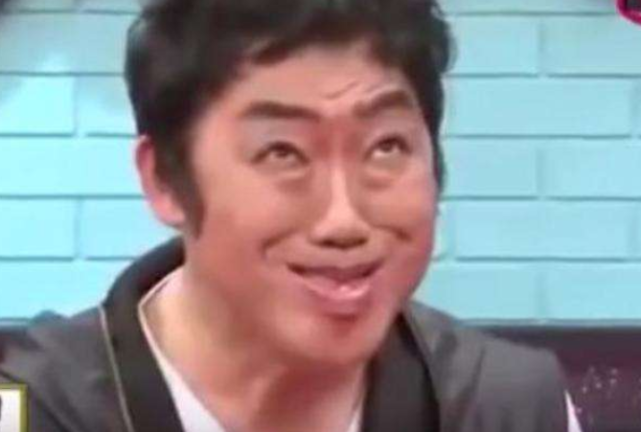 日本鬼脸比赛,谁先笑谁输,大爷仅做了一个表情就赢了比赛!