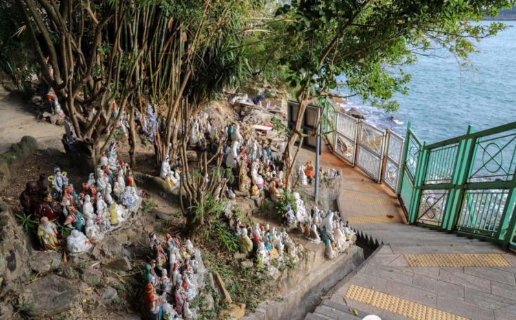 悬崖边废弃的4000尊神像,这个人守了30年