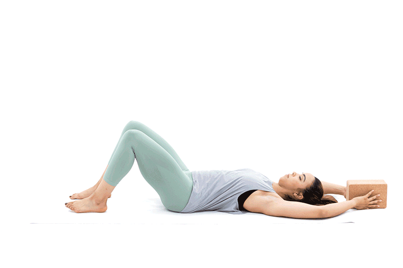 这10个动作用上瑜伽砖辅助,让你的核心更有力,练习更轻松!