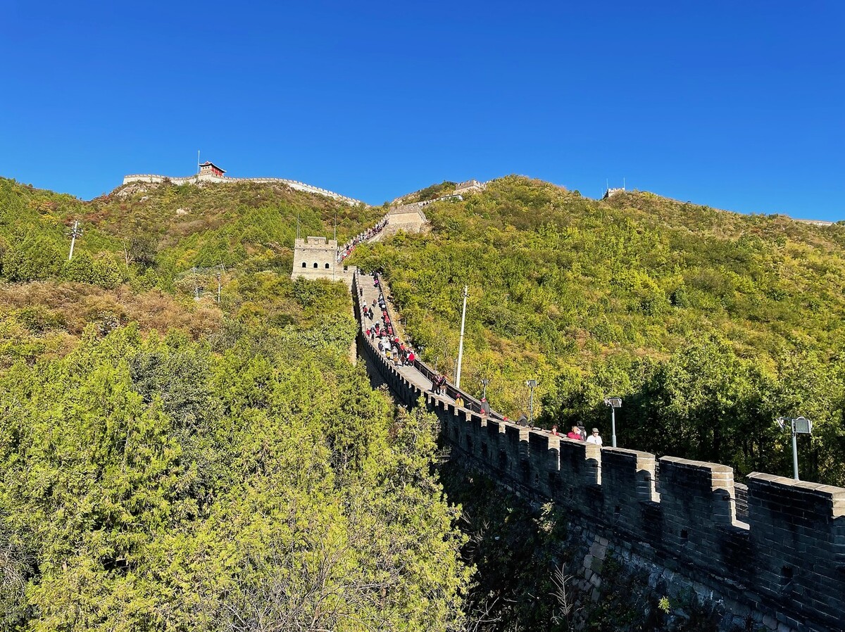 独家:北京秋高气爽好天气 居庸关长城游人如织