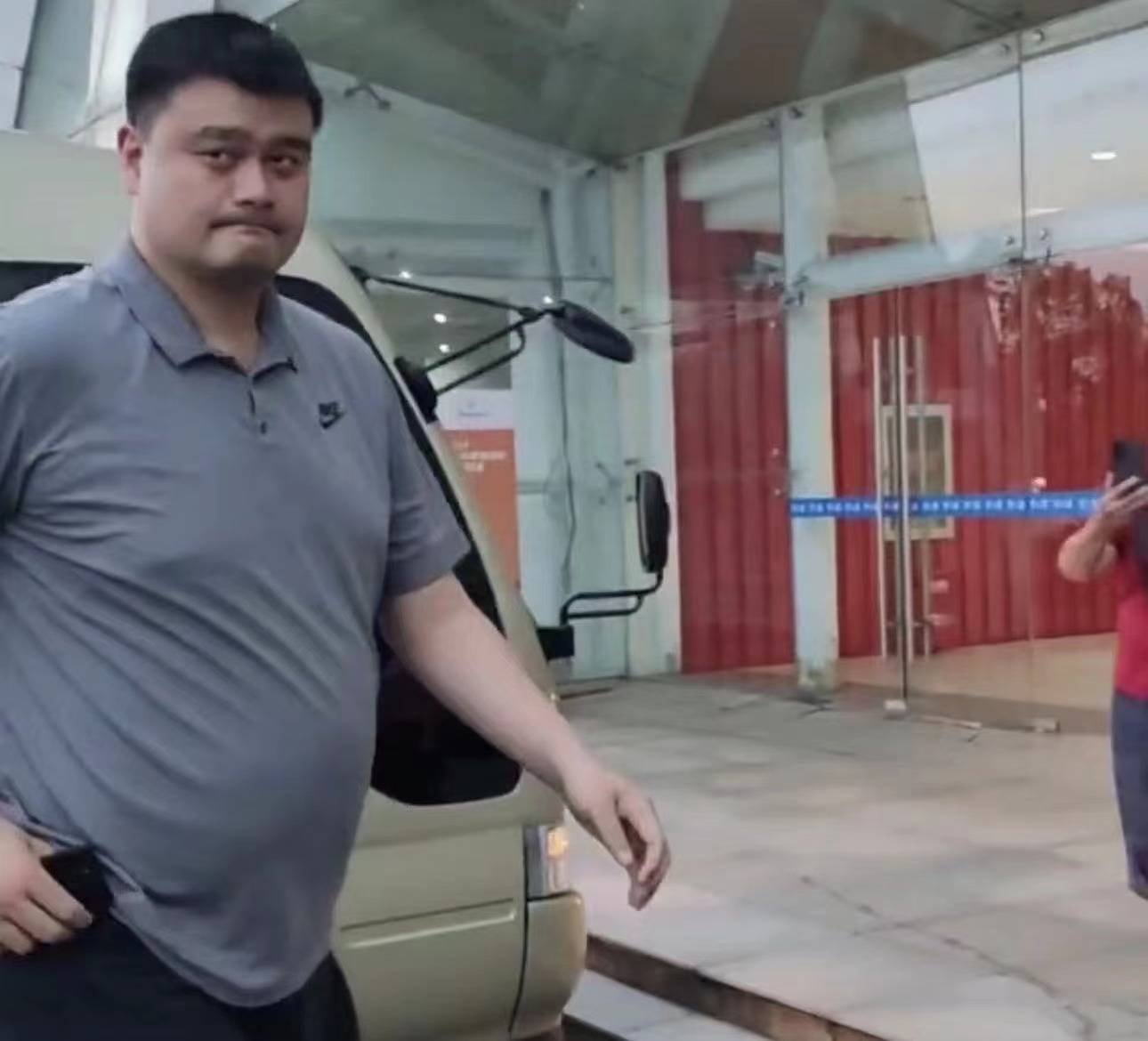 42岁姚明近况!挺着大肚腩,体重超400斤引担忧!女儿身高接近2米