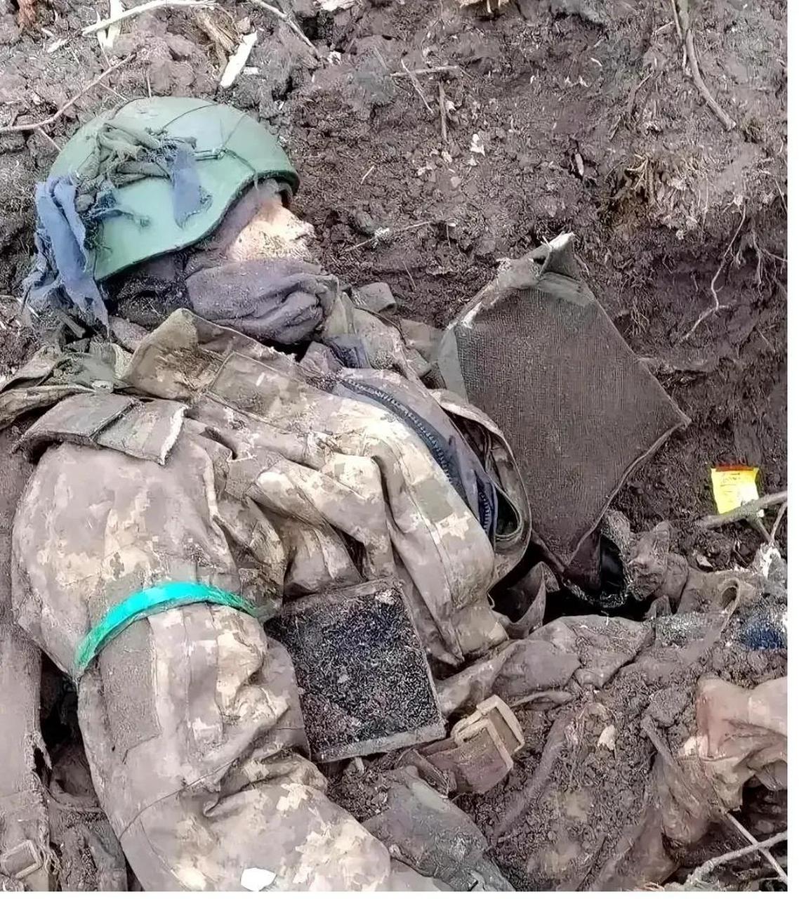 2023年初,俄乌战场,一名阵亡的士兵,照片中的他戴着钢盔,脸色惨白,看