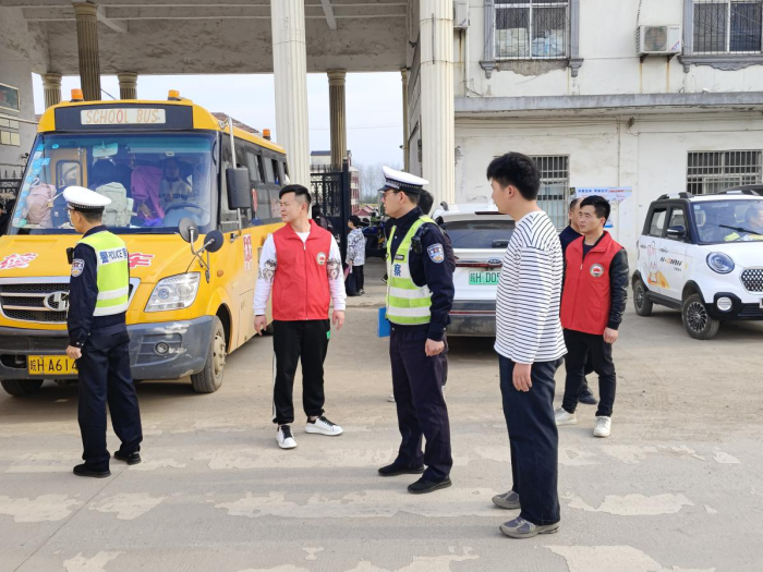 望江縣漳湖鎮:展軍人風采,護校車安全