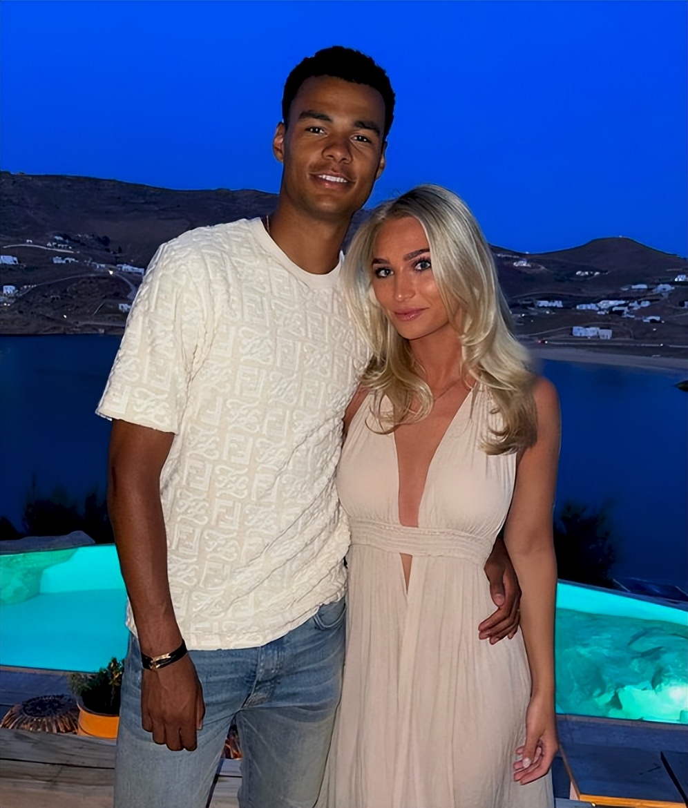 利物浦太太团迎来新成员!加克波女友金发碧眼,从事模特行业(图)