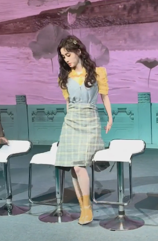 有一种鞋子叫鞠婧祎的"透明鞋",明明穿的有,却能看到整双袜子