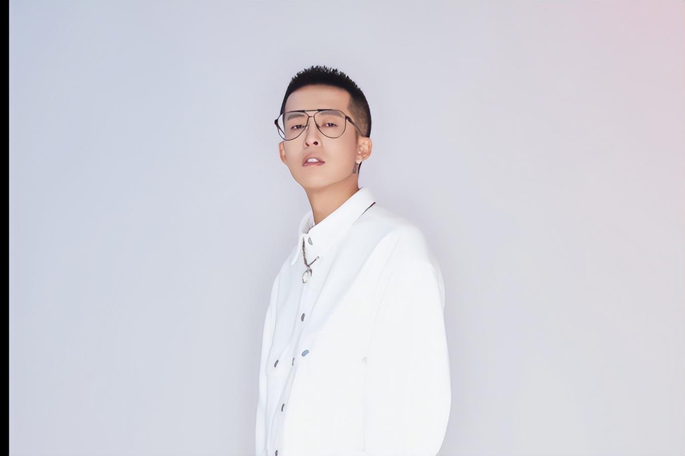 《勉为其难》歌手王冕被抓,打赏洗钱近亿,判7年半老婆孩子跑路