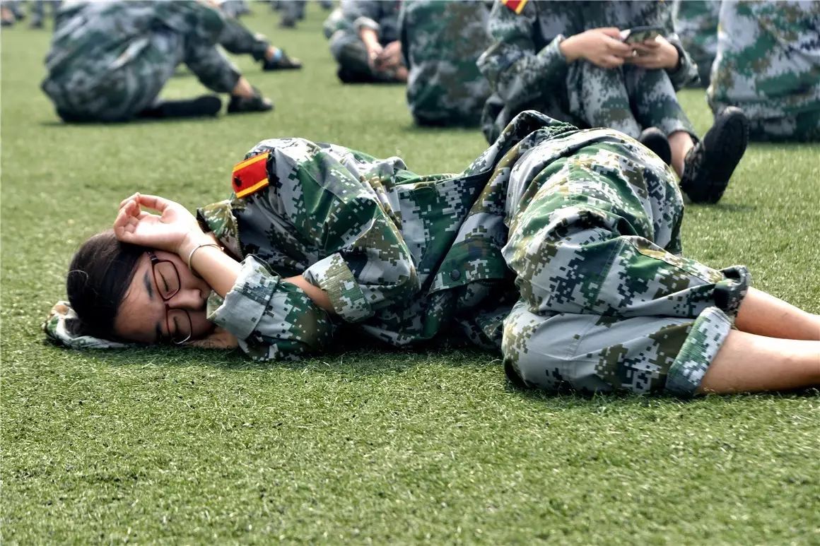 悲剧再次发生,中考765分的学霸军训时中暑离世,给家长敲响警钟