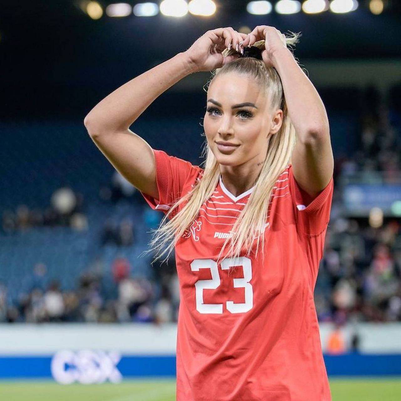 女足世界杯开打,瑞士24岁新星火了,被赞最美女球员,粉丝破千万   4年