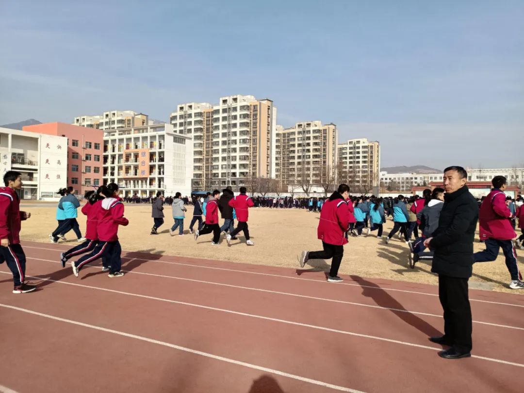 泰安第十九中学举行防暴风雪等气象灾害演练