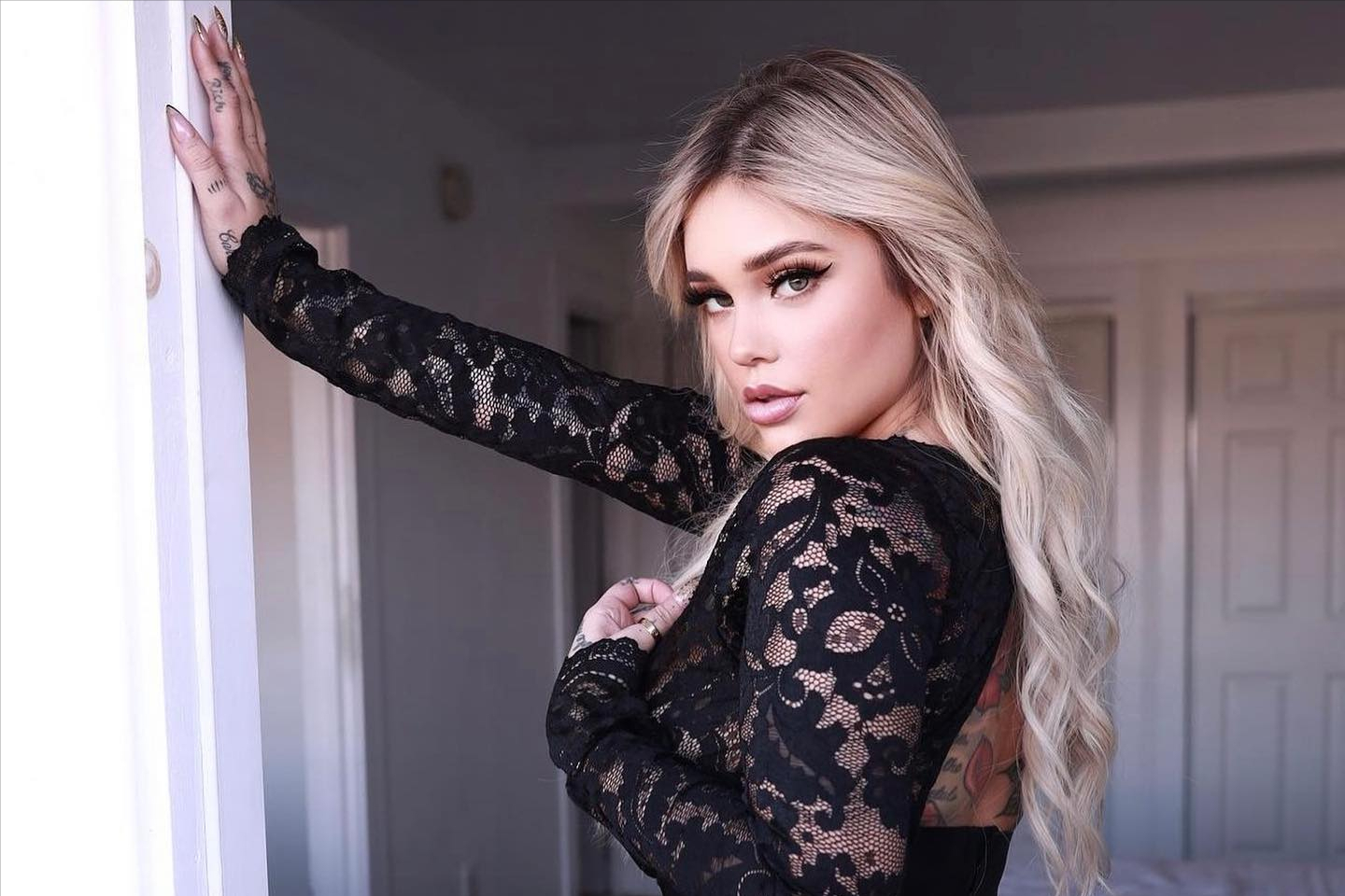 卡莉·罗丝 (kali roses)拥有美术学士学位的优秀女演员