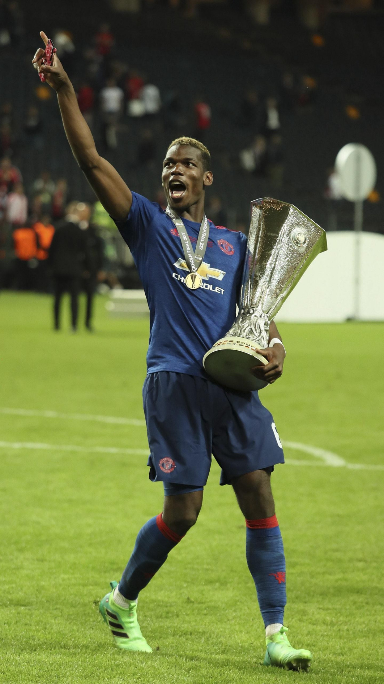 内马尔喝醉到俱乐部,博格巴愿意加盟巴黎,登贝莱和阿森纳谈转会