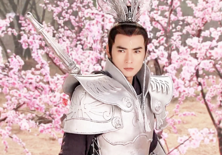 同样扮演二郎神,焦恩俊帅气,何润东魁梧,看到他:是来搞笑的吧