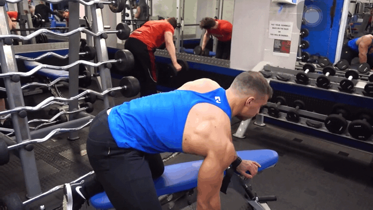 第二种是单手俯身划船,掌握起来比第一种要更难一些,但做得好的话,更