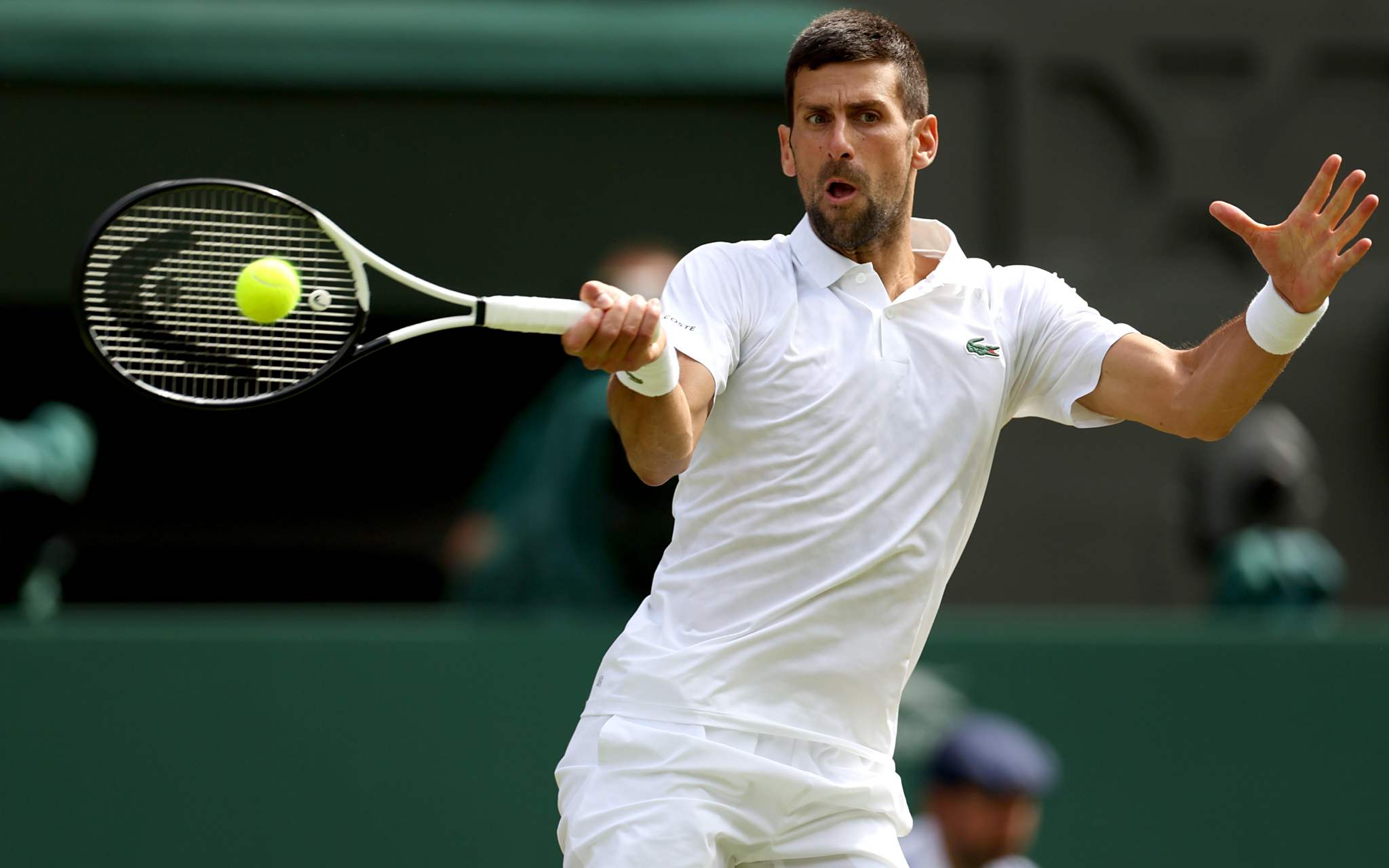 顶住对手33个ace球,德约科维奇迎来温网第90胜  面对胡尔卡奇的强势