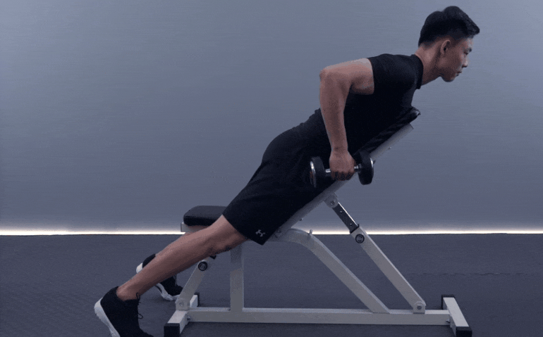 的背部两侧的肌肉锻炼是很有效果的,首先我们需要准备一张健身椅子