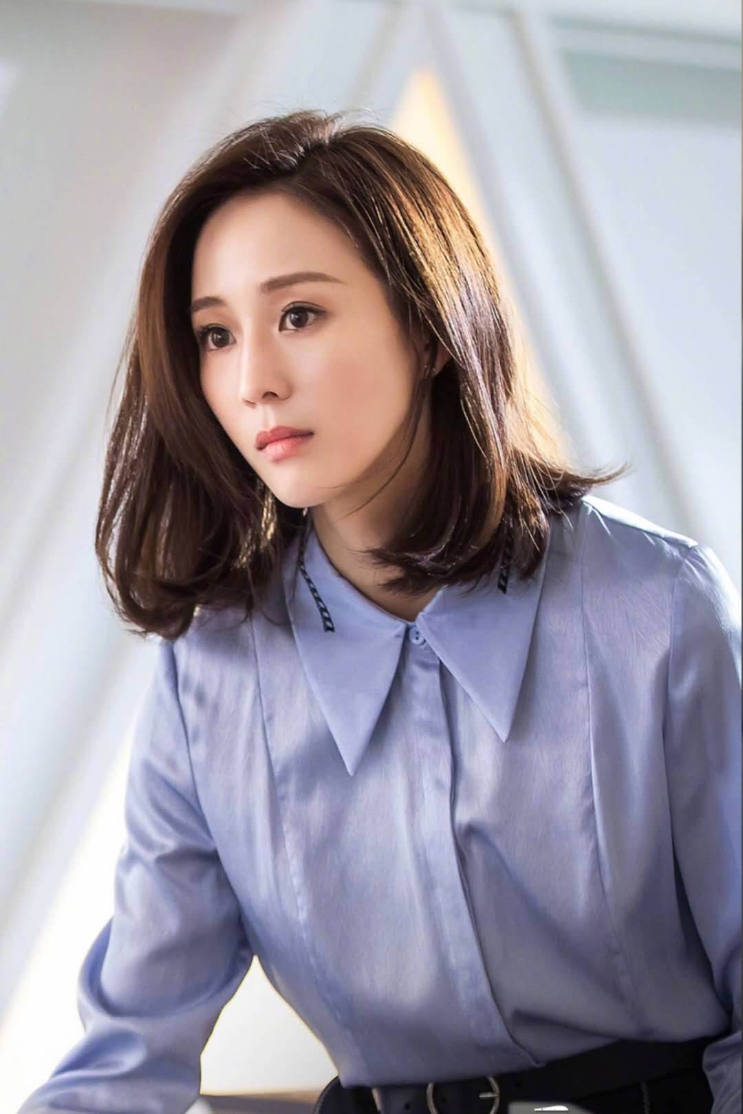 四五十岁的女人烫啥发型洋气减龄?端庄优雅的搭肩烫时髦有气质
