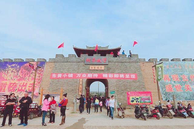 陕西礼泉县东黄村投入5亿建造的东黄小镇曾吸引大量游客,但如今游客