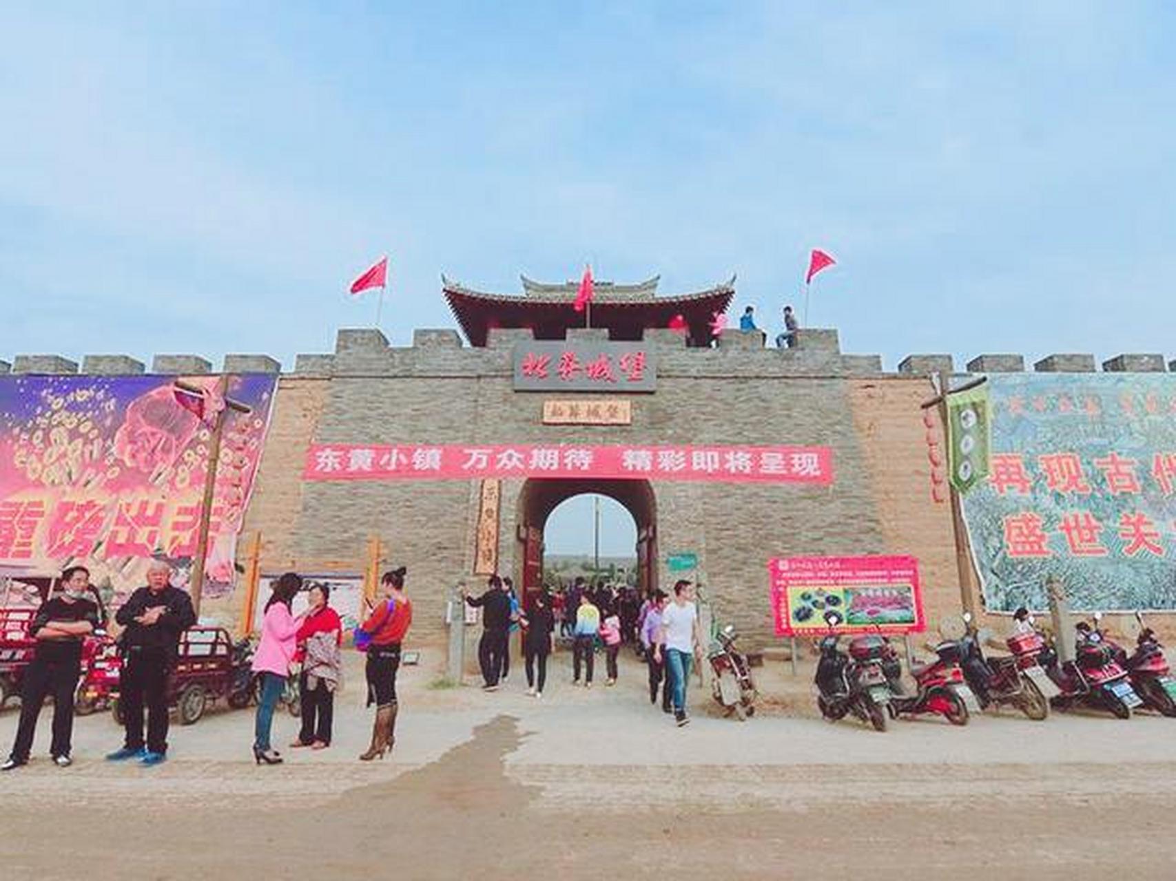 陕西礼泉县东黄村投入5亿建造的东黄小镇曾吸引大量游客,但如今游客