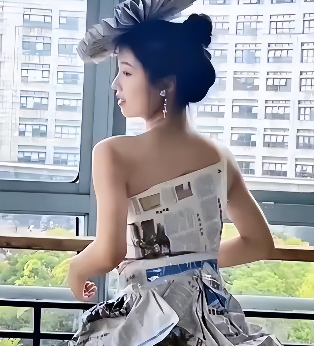 女大学生作业展览,废报纸摇身一变成礼服,果然美女披麻袋也漂亮