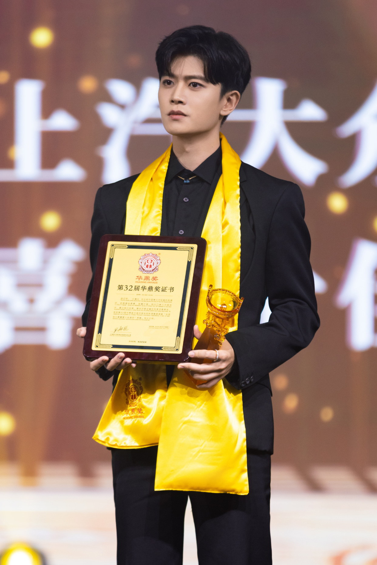 任嘉伦澳门领奖后街头游玩,看到他的拍照姿势,不像三十多岁的人