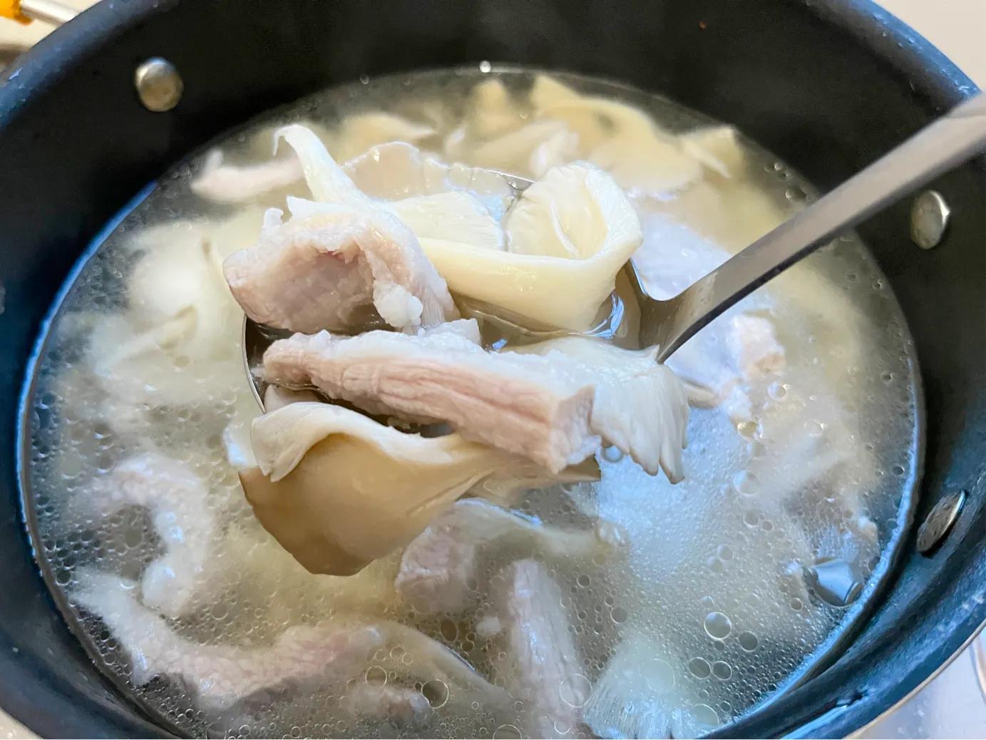 秀珍菇瘦肉汤,清淡鲜甜,嫩滑美味,真的鲜掉眉毛的快手滚汤
