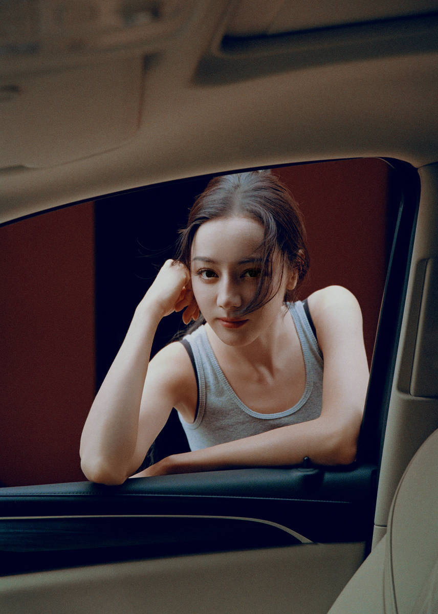 迪丽热巴穿可爱背心大秀锁骨,街头拍照长腿超吸睛