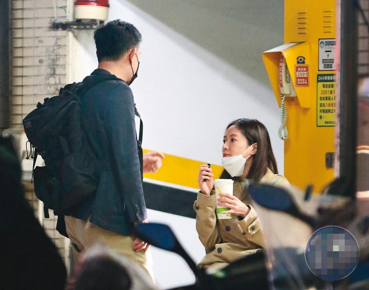 selina前夫张承中与尹馨疑复合,女方连续到其家中过夜,互动亲密