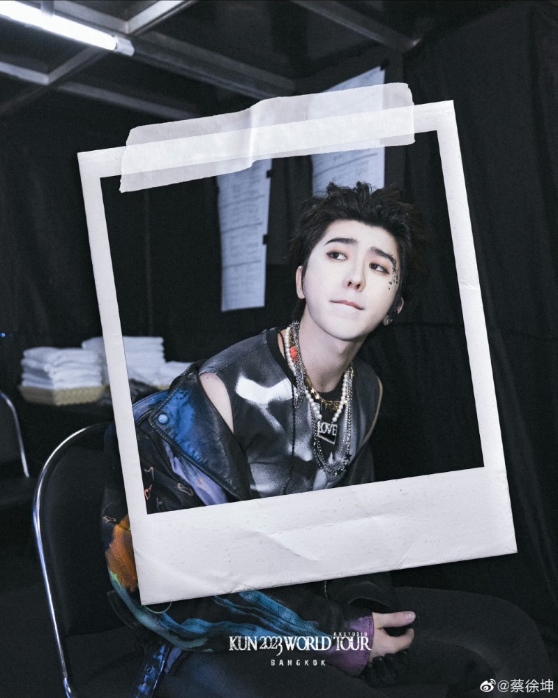 蔡徐坤涂唇膏片段被疯传!后续动作被狂嘲!陈立农反应成亮点!